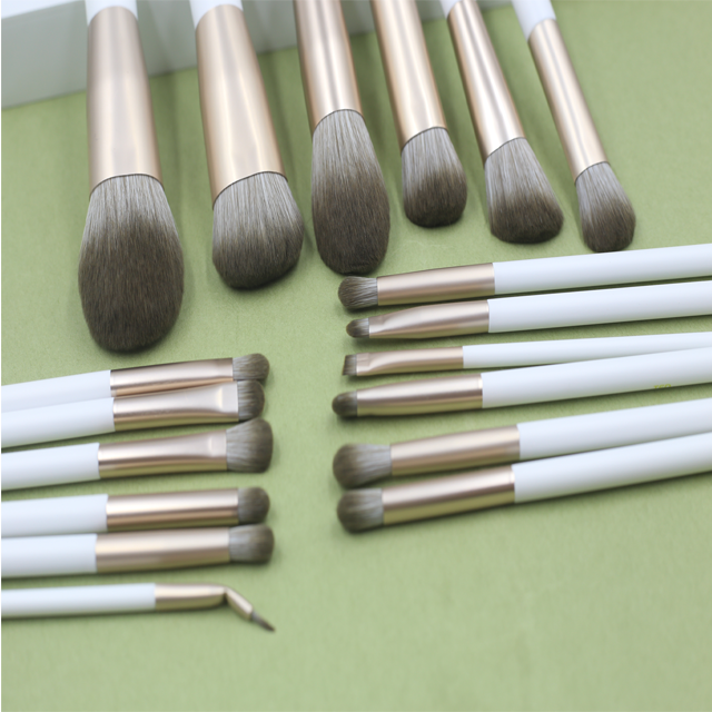 Professional beauty tools 18 high-end white eye shadow brushes and blush brushes manufacturer wholesale